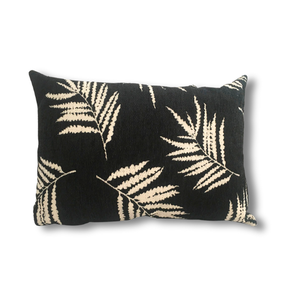 cojin negro con hojas blancas